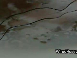 Ràng buộc wired người giúp việc fucked lược qua đồng tính nữ